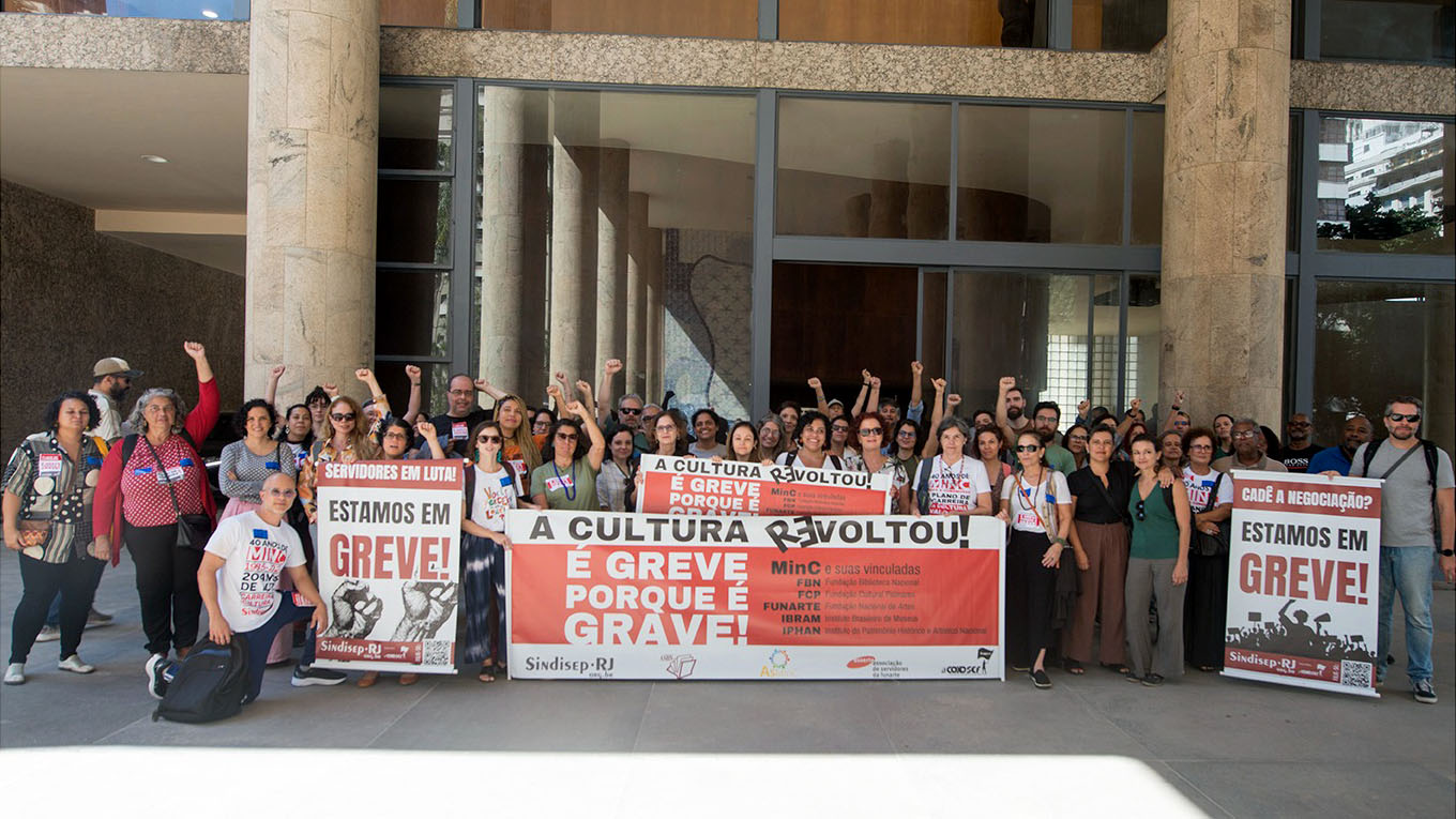 You are currently viewing Imprensa mostra manifestação dos grevistas da Cultura no Palácio Capanema