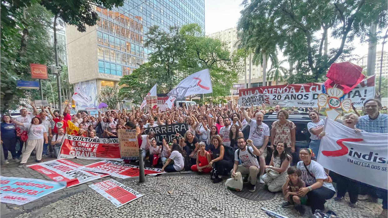 You are currently viewing Grevistas da Cultura realizam ato no Capanema e entregam carta ao Presidente Lula